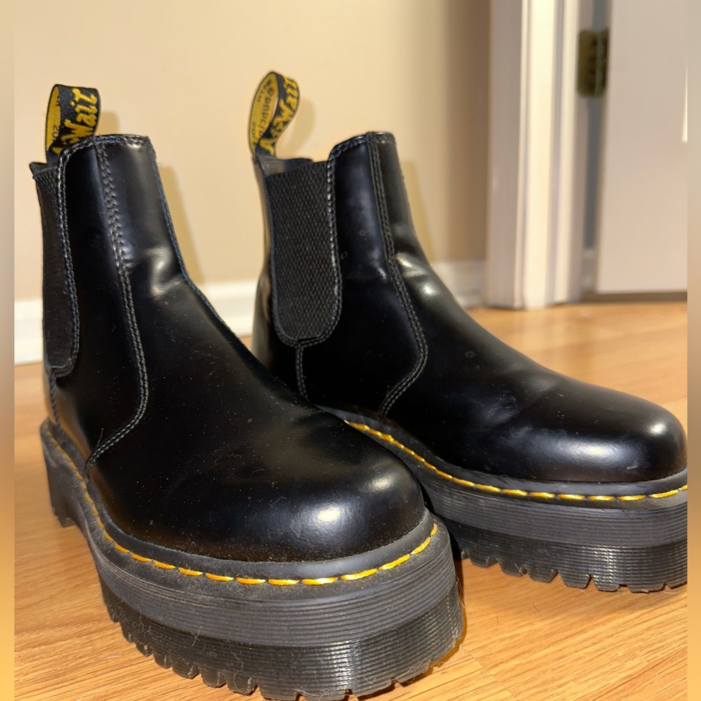 DR MARTEN 2976 SMOOTH LEATHER PLATFORM CHELSEA BOOTS